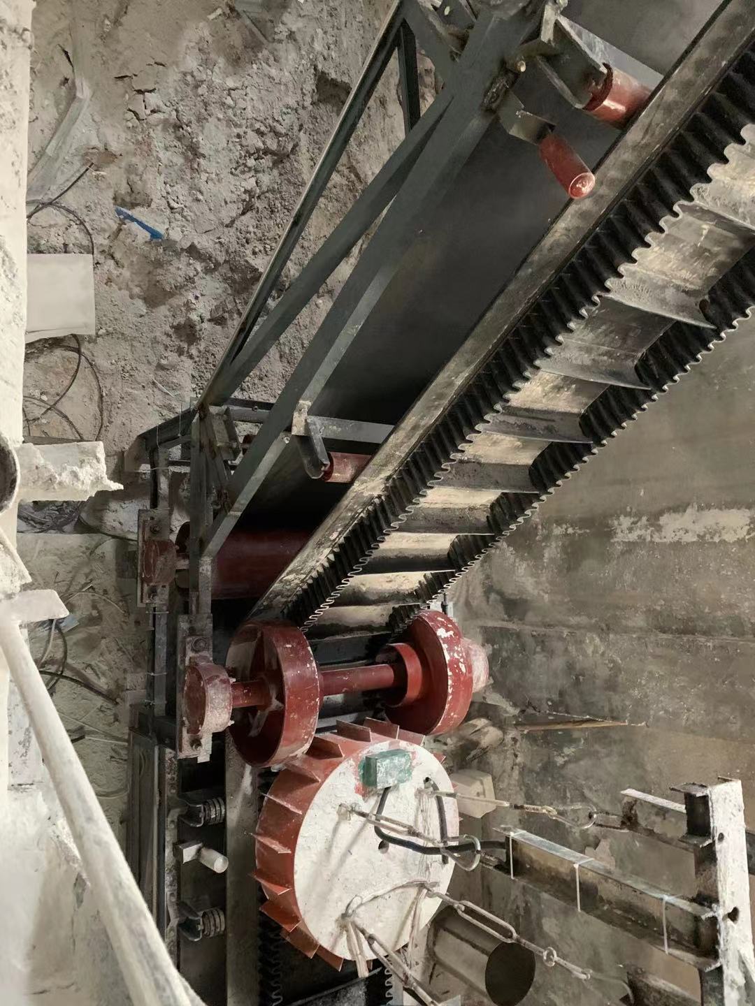 大倾角输送带裙边开裂的修复方法